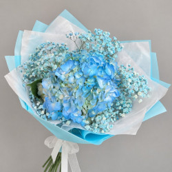 Букет из голубой гортензии и гипсофилы